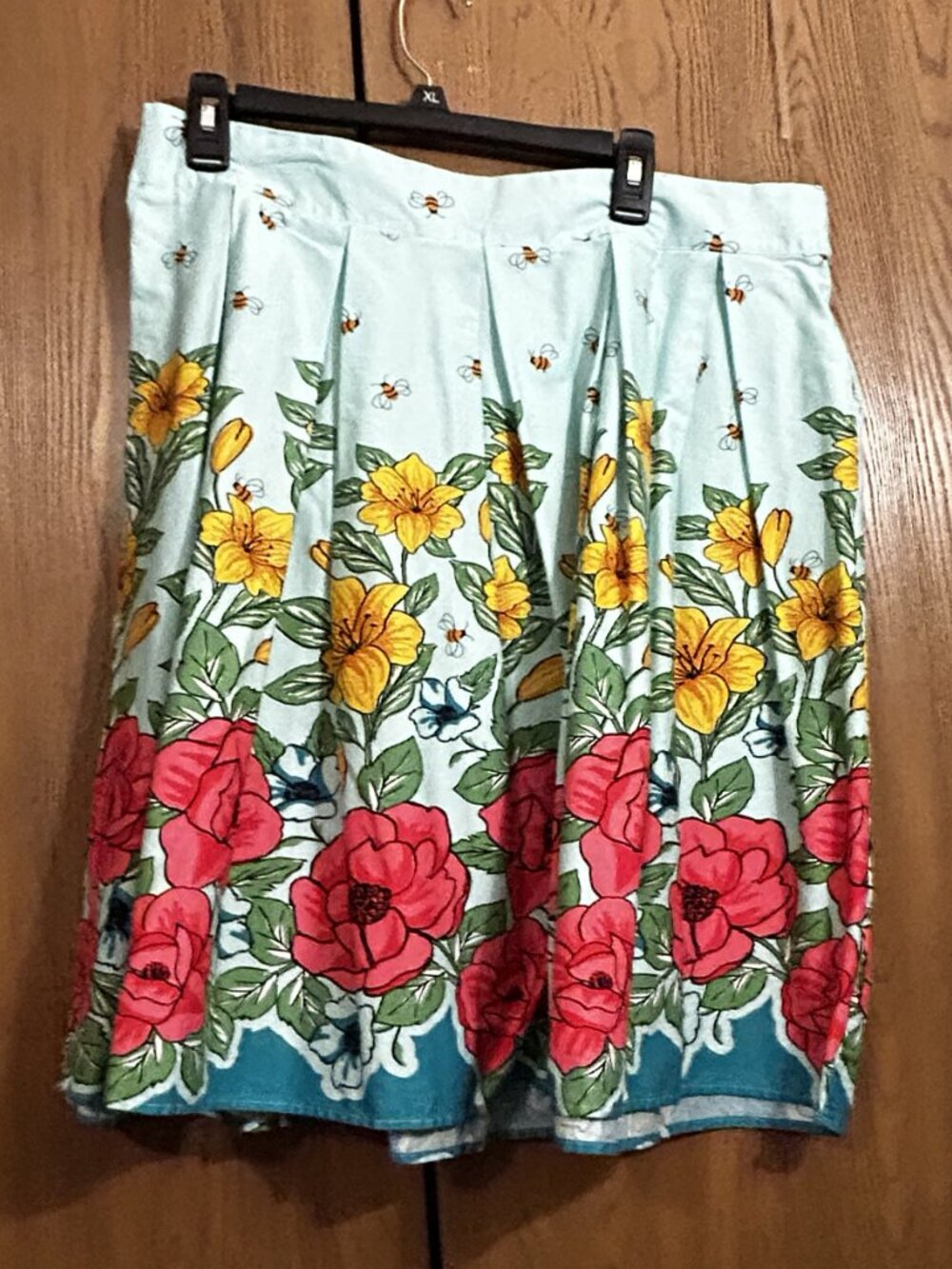 Floral Bee Border Print Pleated Midi Skirt Plus Size 2X - Picture 2 of 3